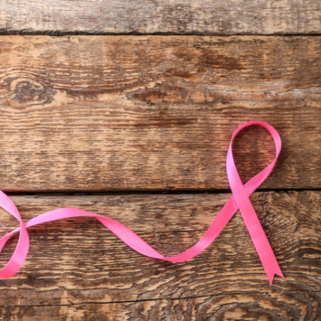 Un ruban rose de lutte contre le cancer du sein pour illustrer la formation de pathologies ASCA.